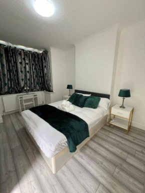 4 Bedroom semi detached House London